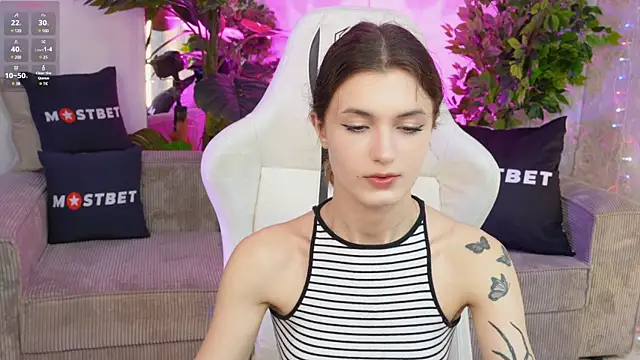 Britney054 online show from December 21, 11:34 pm