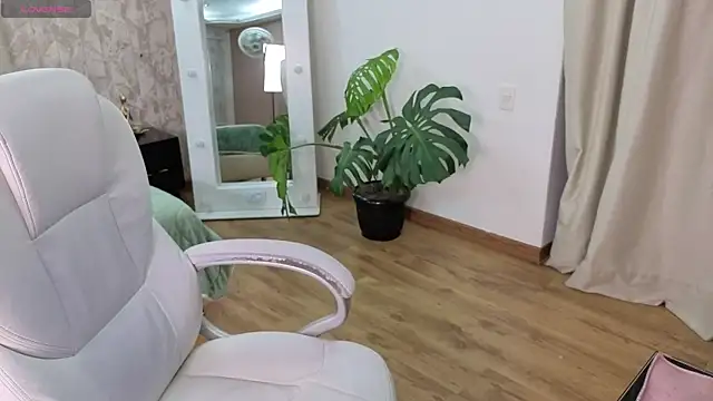 loly marce online show from November 24, 8:30 pm