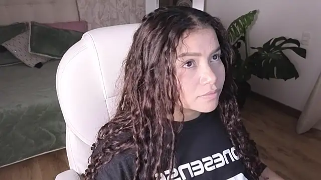 loly marce online show from December 15, 8:35 pm