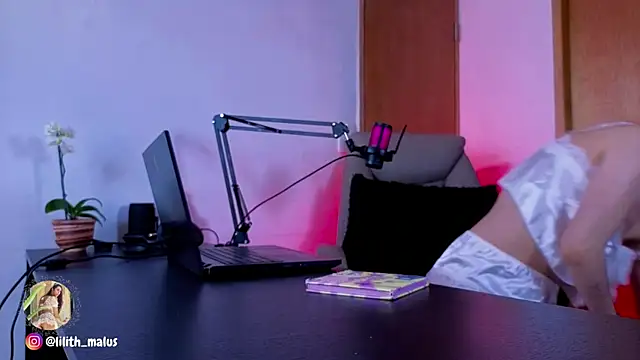 Lilith malum online show from March 7, 7:11 pm