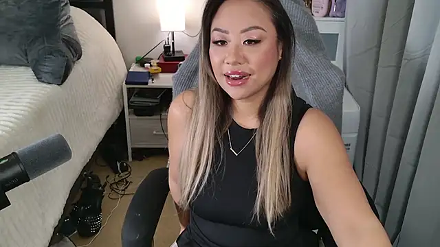Snapshot of SpikedBella chatting on February 2, 6:42 pm SpikedBella online show from February 2, 6:42 pm