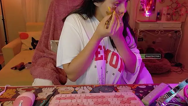 Snapshot of AllisonCatUwU chatting on June 24, 3:33 pm AllisonCatUwU online show from June 24, 3:33 pm