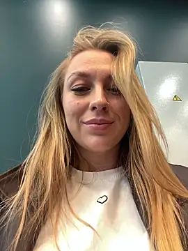 Snapshot of Sweet___Emily chatting on October 3, 1:52 pm Sweet   Emily online show from October 3, 1:52 pm