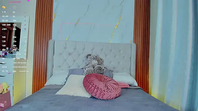 Snapshot of amelie_leigh chatting on February 15, 1:53 am amelie leigh online show from February 15, 1:53 am