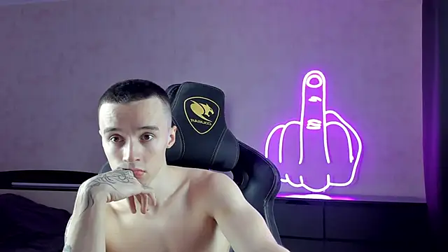 Snapshot of MasonWarholl chatting on December 19, 6:01 pm MasonWarholl online show from December 19, 6:01 pm