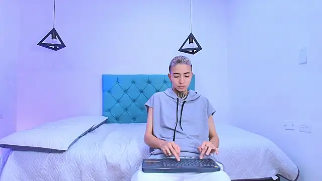 Tinny and Candy online show from March 11, 1:12 pm