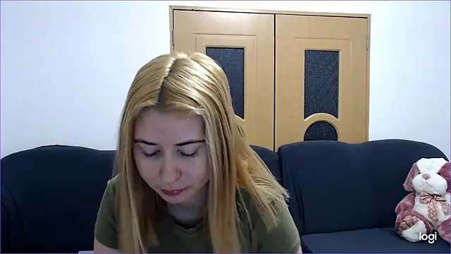 Snapshot of VioletaFlower7 chatting on February 7, 12:50 pm VioletaFlower7 online show from February 7, 12:50 pm