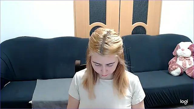 Snapshot of VioletaFlower7 chatting on February 8, 8:52 am VioletaFlower7 online show from February 8, 8:52 am