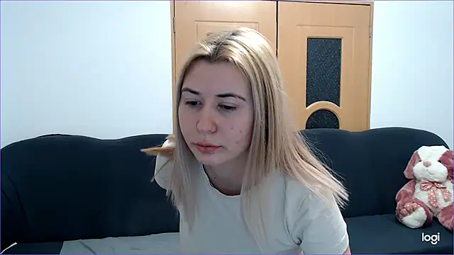 Snapshot of VioletaFlower7 chatting on February 21, 6:37 pm VioletaFlower7 online show from February 21, 6:37 pm