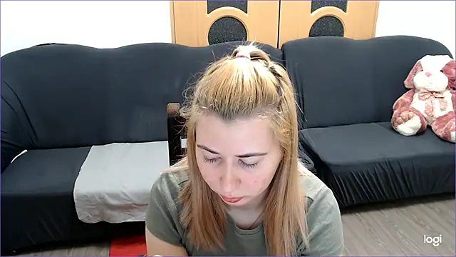 Snapshot of VioletaFlower7 chatting on February 22, 8:18 am VioletaFlower7 online show from February 22, 8:18 am