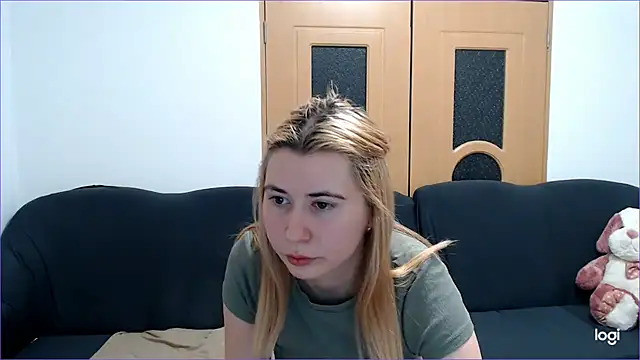 Snapshot of VioletaFlower7 chatting on March 11, 5:24 pm VioletaFlower7 online show from March 11, 5:24 pm