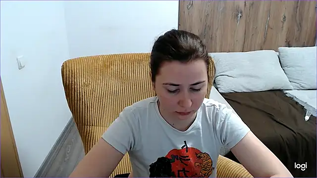 Snapshot of VioletaFlower7 chatting on April 30, 8:42 am VioletaFlower7 online show from April 30, 8:42 am