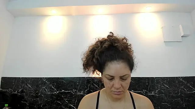 Snapshot of Juliabadlee chatting on March 6, 12:21 am Juliabadlee online show from March 6, 12:21 am