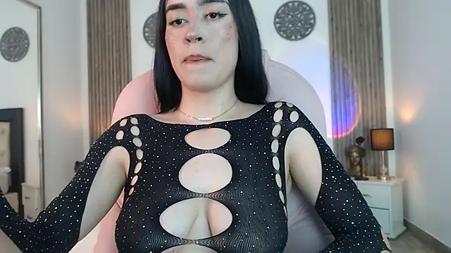 Julieta De Los Angeles online show from December 31, 8:45 pm