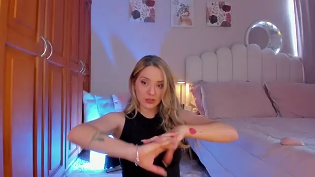 martinaaricci online show from March 3, 4:46 pm