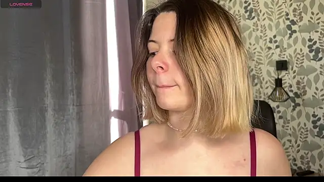 Snapshot of Nina_blain chatting on March 20, 7:58 am Nina blain online show from March 20, 7:58 am