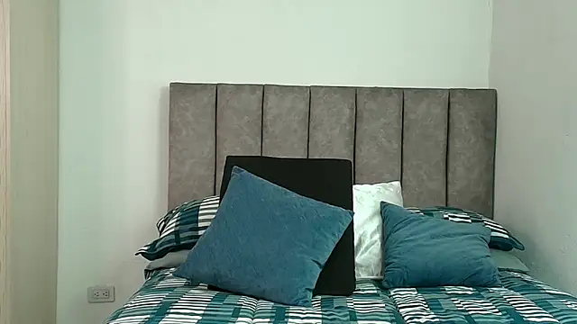 karina lewis  online show from February 25, 4:22 am