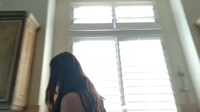 18petitewhitegirl online show from December 6, 9:13 pm