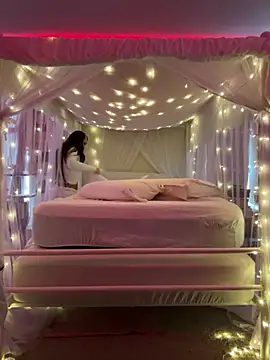 18petitewhitegirl online show from February 20, 9:53 pm