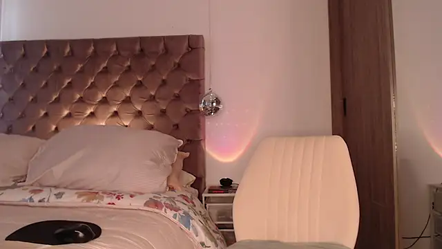 Roussmariehenao online show from March 29, 1:38 am