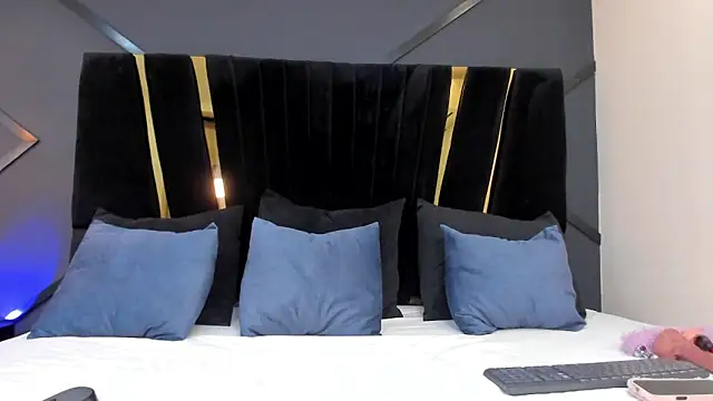 Snapshot of emily_mooon chatting on October 11, 2:44 am emily mooon online show from October 11, 2:44 am