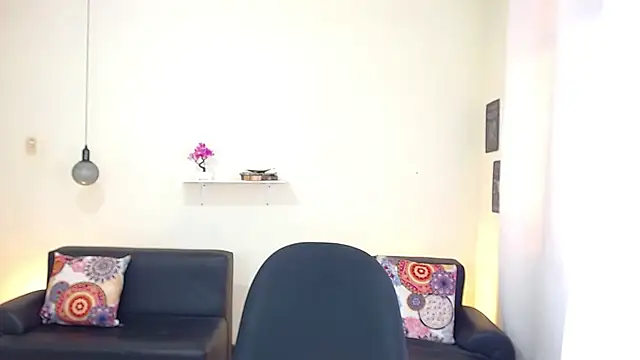 Snapshot of maiki18_ chatting on February 18, 1:33 pm maiki18  online show from February 18, 1:33 pm