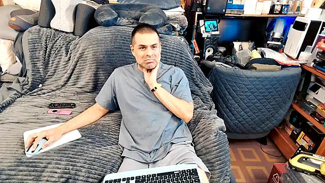 Snapshot of ClampMaster chatting on October 10, 3:27 am ClampMaster online show from October 10, 3:27 am