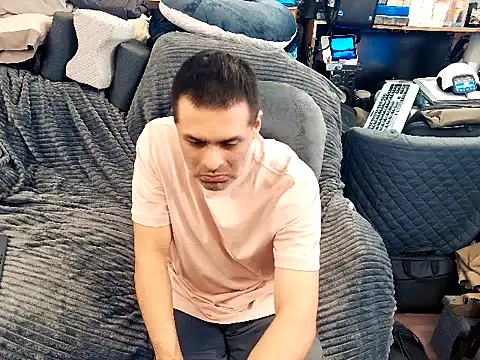 Snapshot of ClampMaster chatting on December 23, 1:03 am ClampMaster online show from December 23, 1:03 am