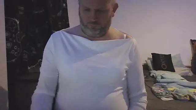 Snapshot of ShyBoy1982 chatting on April 11, 11:53 pm ShyBoy1982 online show from April 11, 11:53 pm