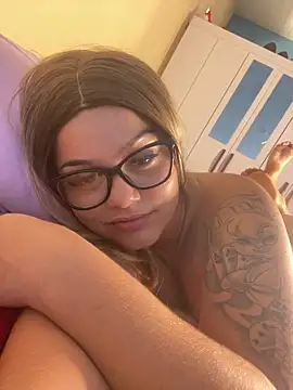 Snapshot of Lolacavalona chatting on December 21, 5:07 pm Lolacavalona online show from December 21, 5:07 pm