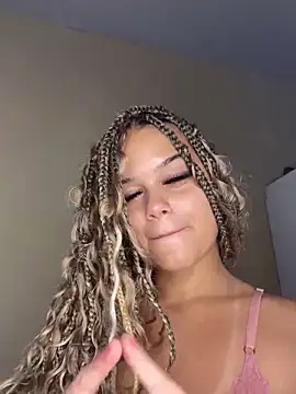 Snapshot of Lolacavalona chatting on February 2, 6:37 am Lolacavalona online show from February 2, 6:37 am