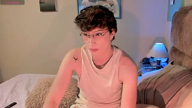 Snapshot of AdamDayt chatting on February 17, 9:54 pm AdamDayt online show from February 17, 9:54 pm