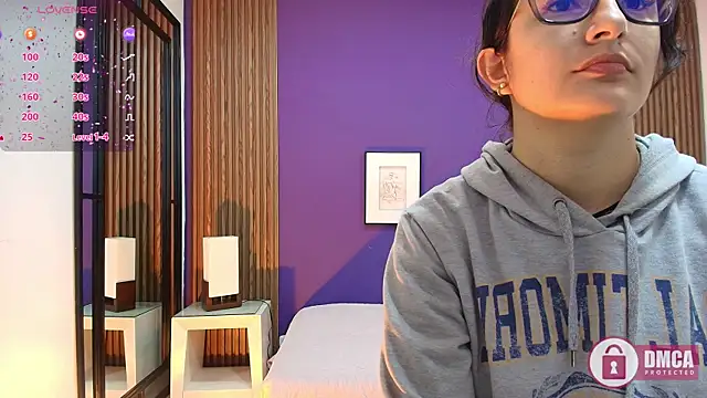 Snapshot of alina_martinelli chatting on December 22, 11:22 am alina martinelli online show from December 22, 11:22 am