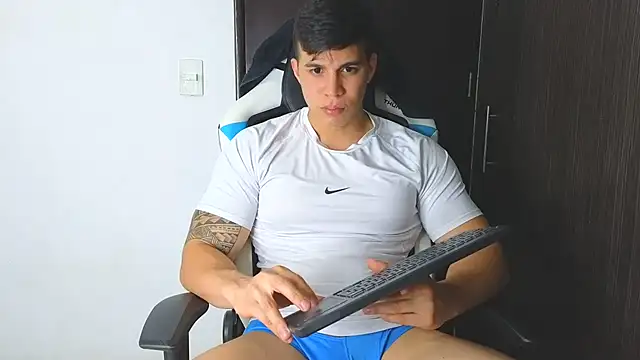 Snapshot of Ethanstill1 chatting on December 13, 3:49 am Ethanstill1 online show from December 13, 3:49 am