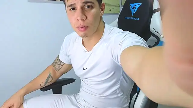 Snapshot of Ethanstill1 chatting on February 5, 2:19 am Ethanstill1 online show from February 5, 2:19 am