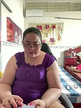 Snapshot of NDith chatting on April 3, 2:09 am NDith online show from April 3, 2:09 am