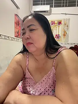 Snapshot of NDith chatting on April 3, 2:15 pm NDith online show from April 3, 2:15 pm