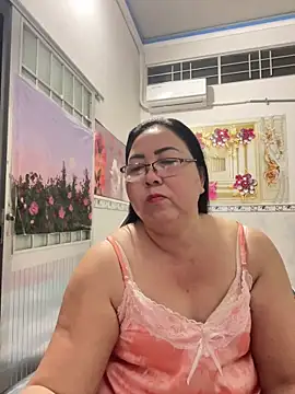 Snapshot of NDith chatting on April 5, 9:01 pm NDith online show from April 5, 9:01 pm