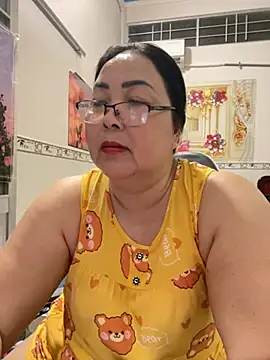 Snapshot of NDith chatting on April 8, 12:49 pm NDith online show from April 8, 12:49 pm