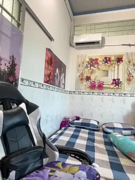 Snapshot of NDith chatting on April 10, 9:14 am NDith online show from April 10, 9:14 am