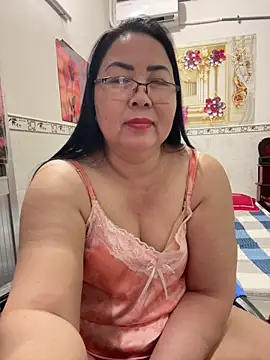 Snapshot of NDith chatting on April 12, 3:28 pm NDith online show from April 12, 3:28 pm