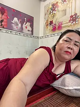 Snapshot of NDith chatting on April 14, 10:43 am NDith online show from April 14, 10:43 am