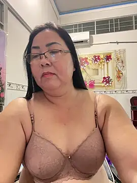 Snapshot of NDith chatting on April 15, 10:55 am NDith online show from April 15, 10:55 am