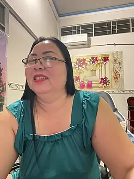 Snapshot of NDith chatting on April 15, 10:21 pm NDith online show from April 15, 10:21 pm