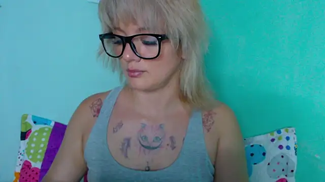 Snapshot of kitten_sweet chatting on February 4, 11:06 pm kitten sweet online show from February 4, 11:06 pm