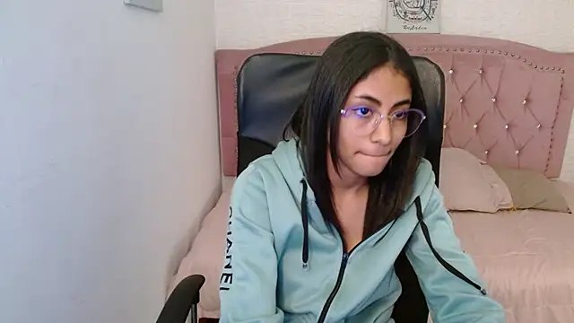 shaneelle online show from February 11, 9:09 am