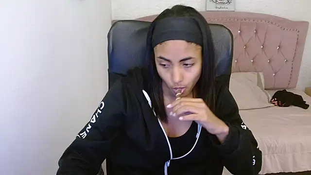 shaneelle online show from March 7, 6:13 am