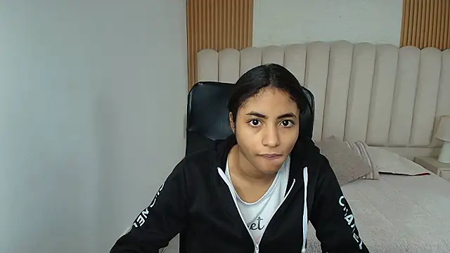 shaneelle online show from March 13, 3:02 am