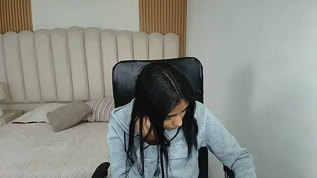 shaneelle online show from March 28, 3:06 am