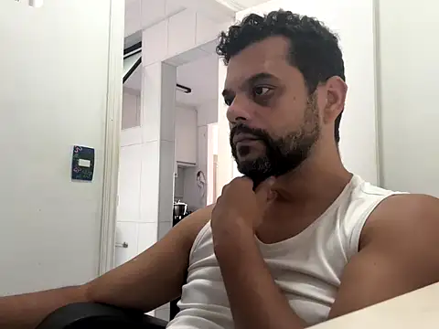 Snapshot of HornyBeachBoyBR chatting on May 6, 1:27 pm HornyBeachBoyBR online show from May 6, 1:27 pm